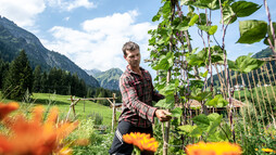 Andi Haller in his permacutural garden | © Kleinwalsertal Tourismus eGen | Photographer: Dominik Berchtold