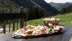 Snack on Walser hut | © Kleinwalsertal Tourismus eGen | Photographer: Oliver Farys