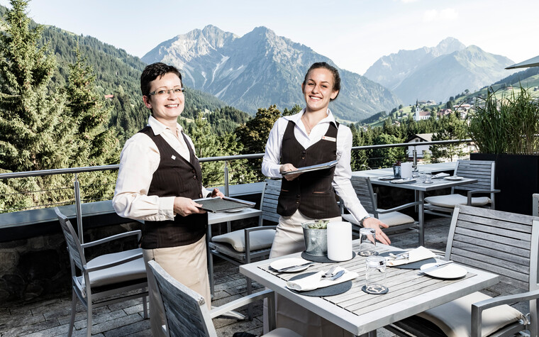 Anastasia & Karina at work | © Kleinwalsertal Tourismus eGen | Fotograf: Werner Krug