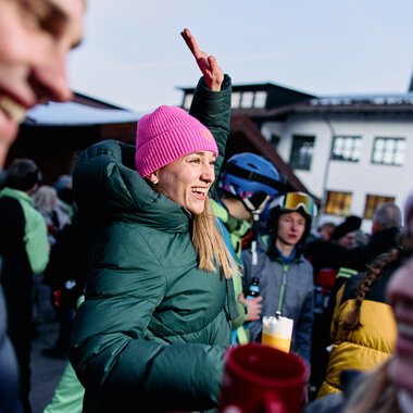 Fröhliche Menschen beim Schneemanntreffen im Kleinwalsertal, Winter 2025, bei einer Outdoor-Veranstaltung, lachende Gesichter, Wintersport-Atmosphäre. | © Kleinwalsertal Tourismus eGen • Fotograf: Oliver Farys